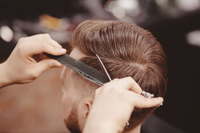 Friseur: Frau schneidet einer Frau die Haare