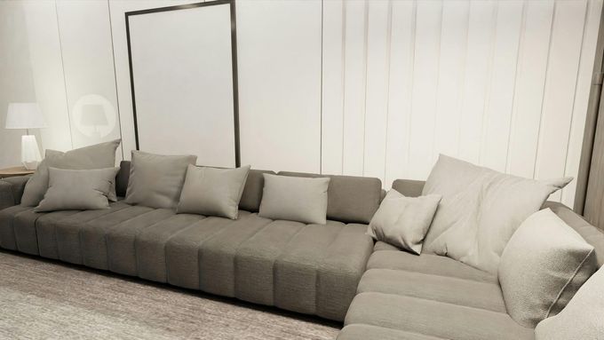 In un soggiorno moderno, un divano modulare a L di colore beige con numerosi cuscini decorativi è addossato a una parete con pannelli verticali.