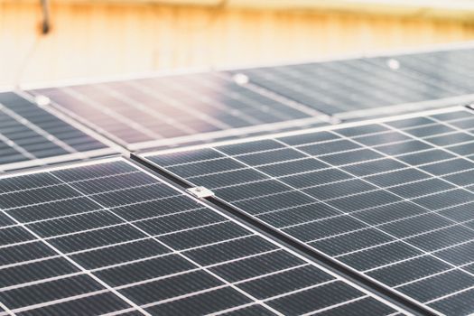 Primer plano de paneles solares con fondo desenfocado y reflejos de la luz solar.
