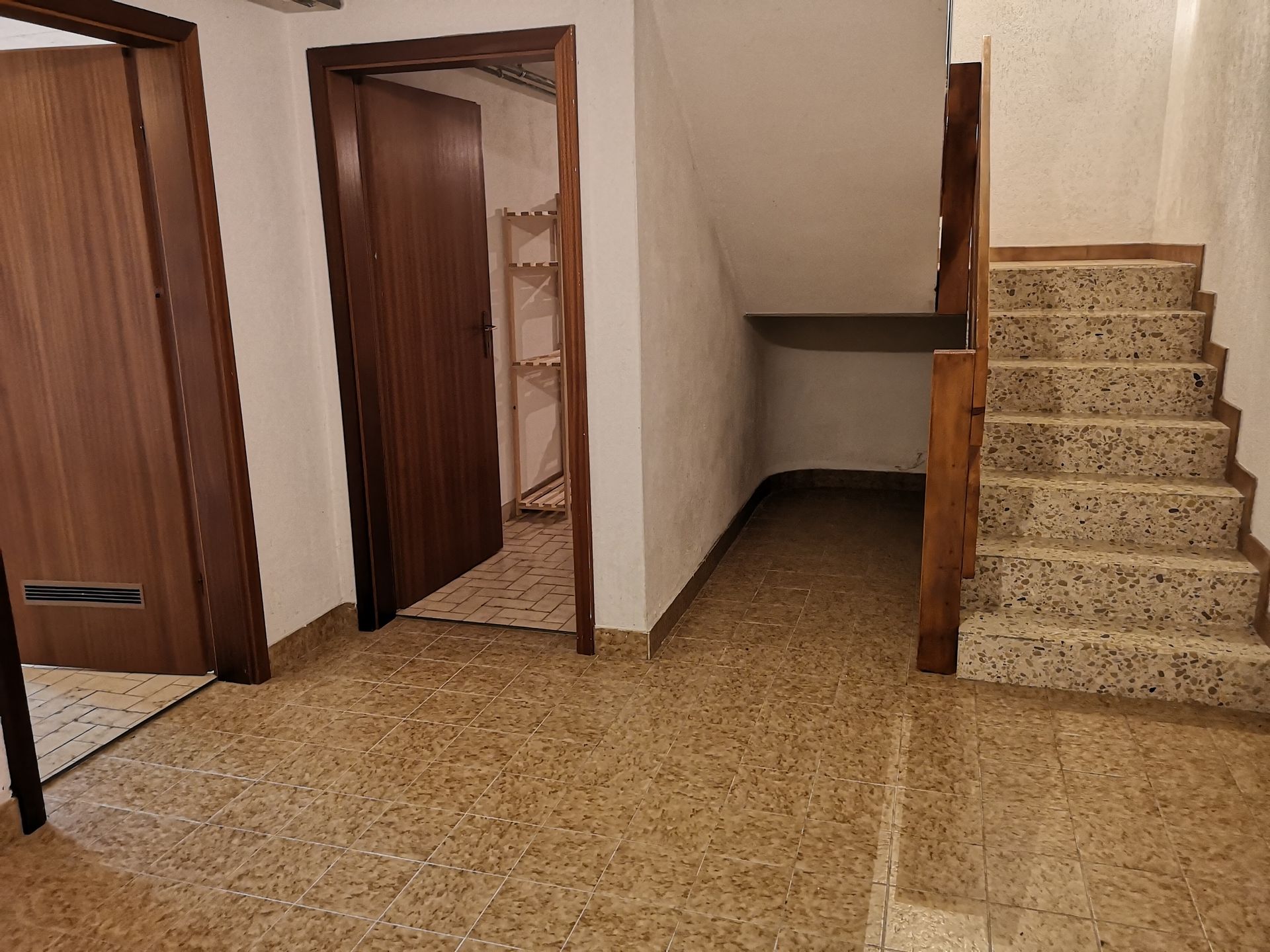 Sous-sol avec grand hall pour suspendre le linge
