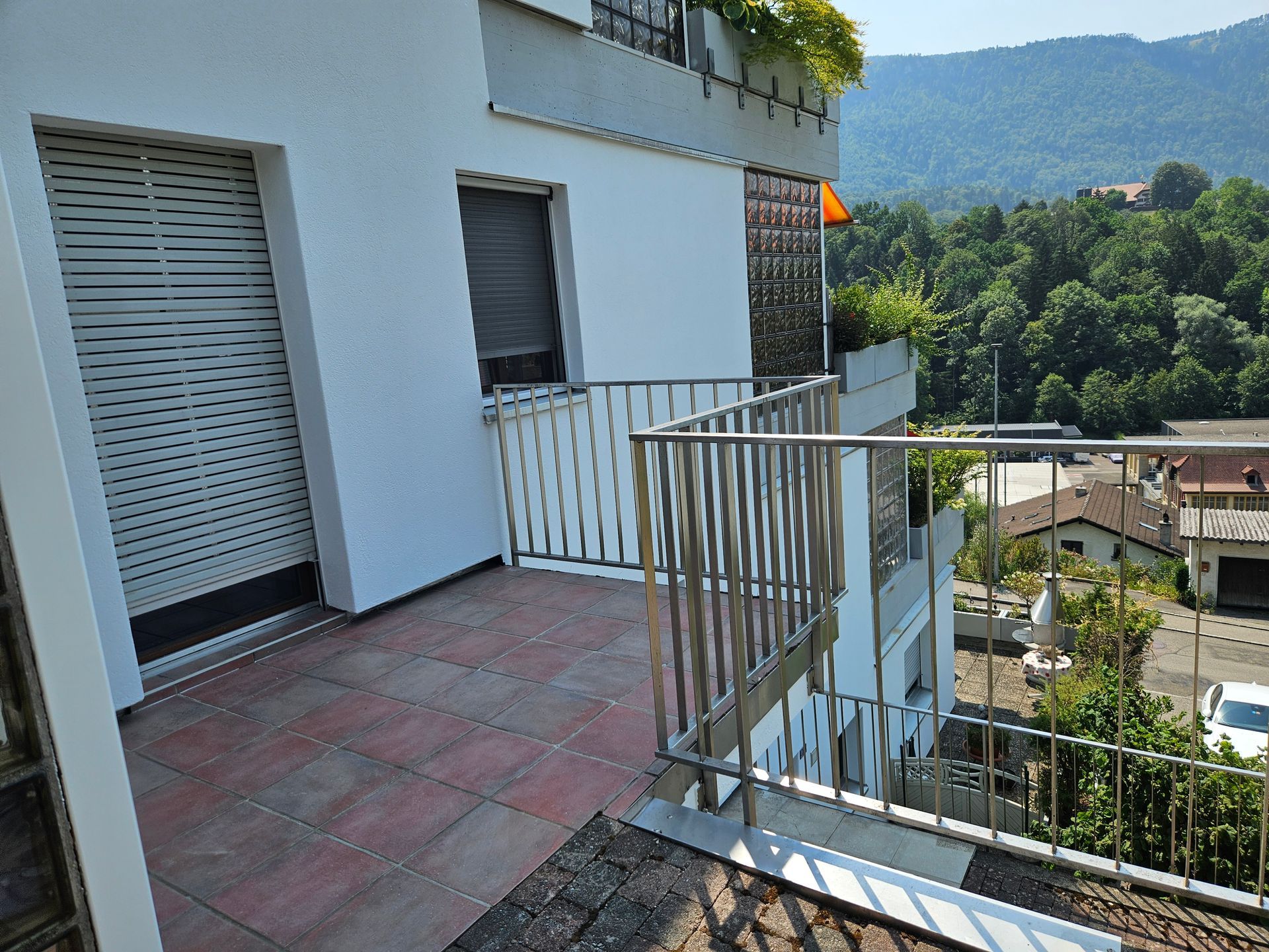 Petit balcon accès entrée et cuisine