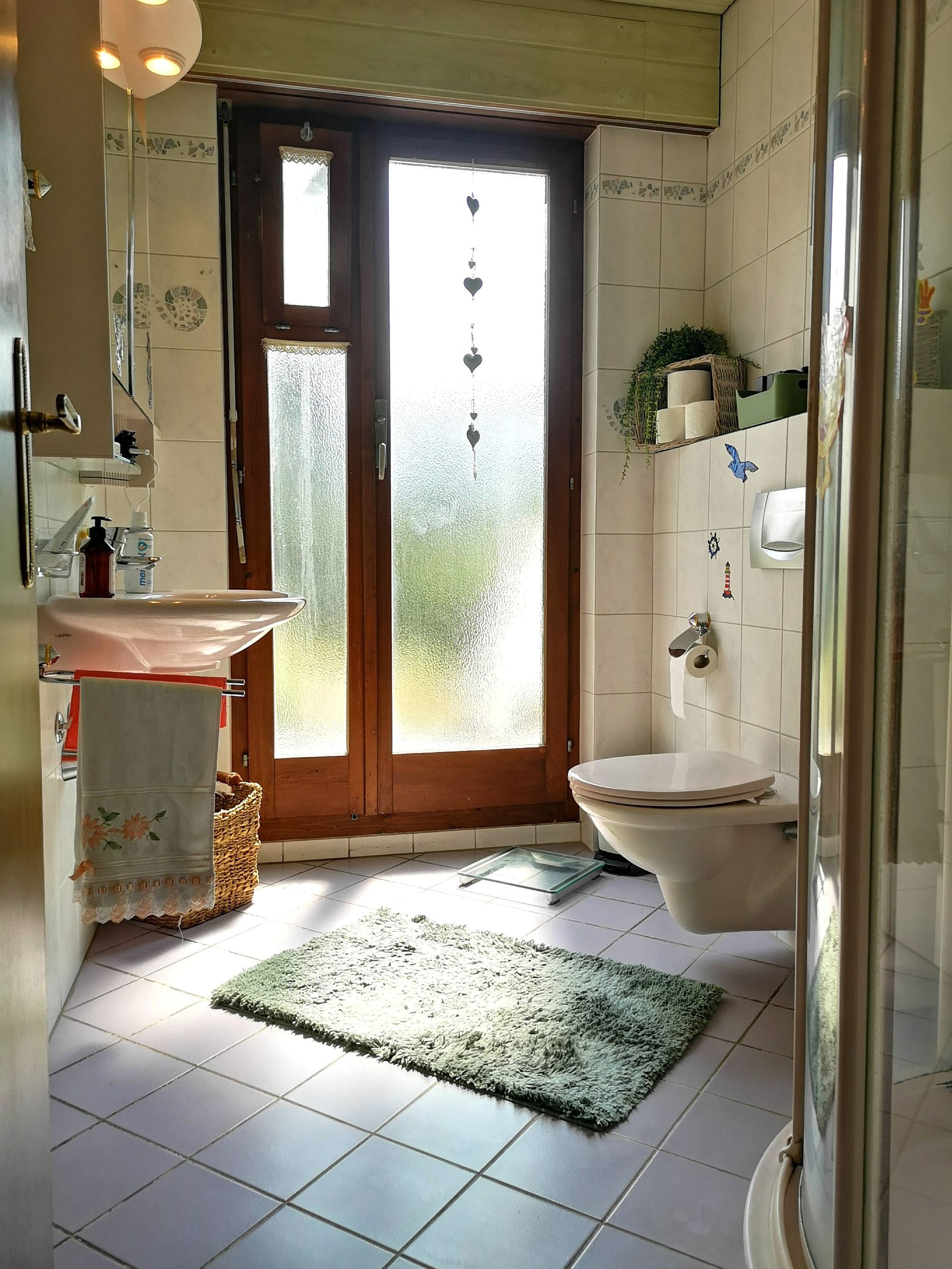 Salle de bain avec douche