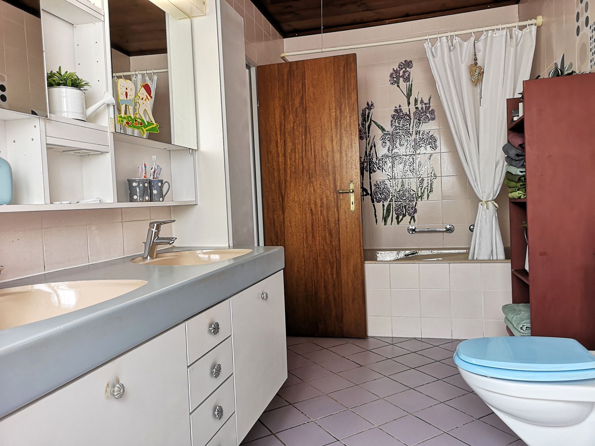 Salle de bain avec baignoire