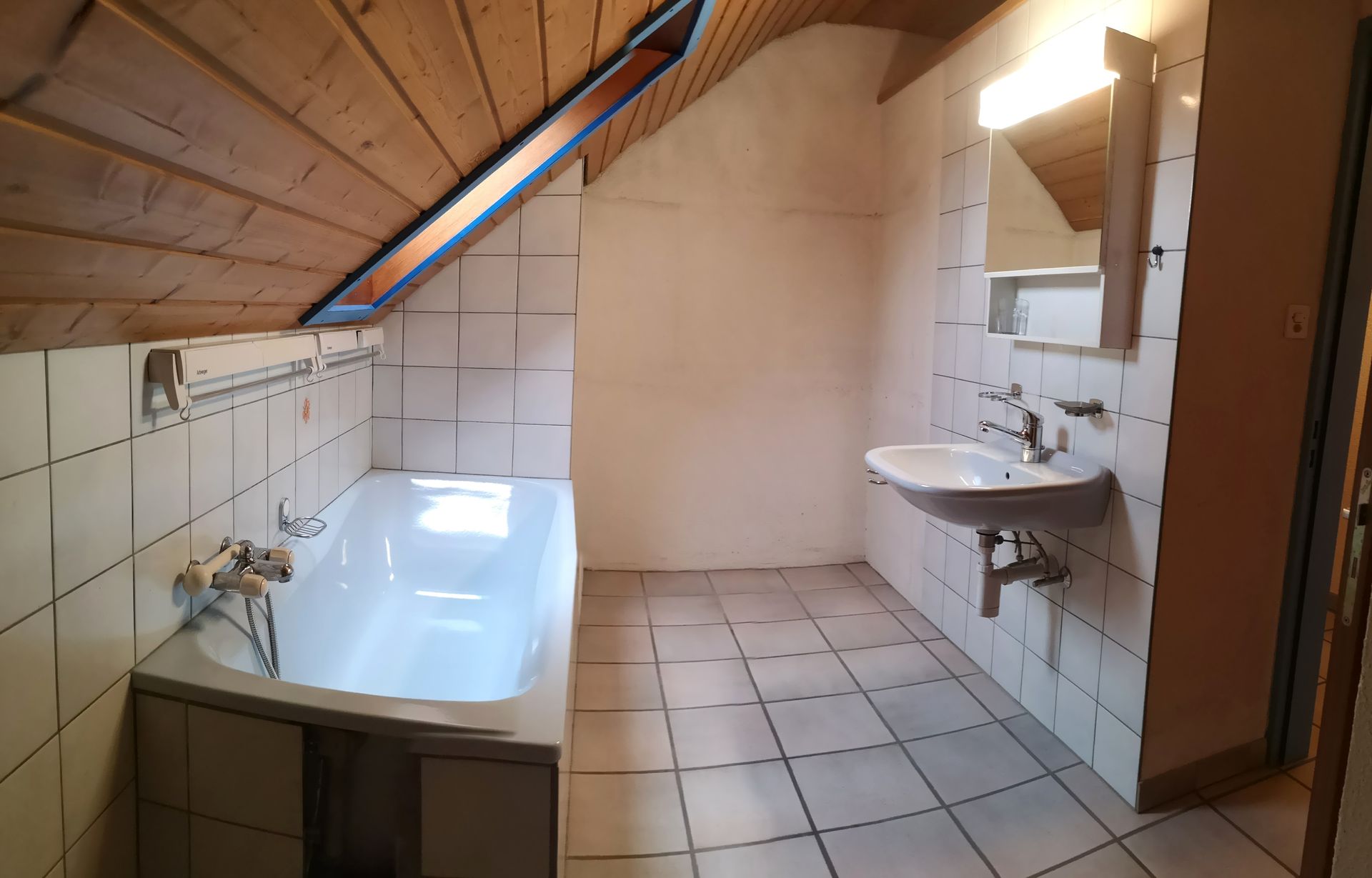 Duplex partie basse salle de bain avec place pour machines à laver et à sécher