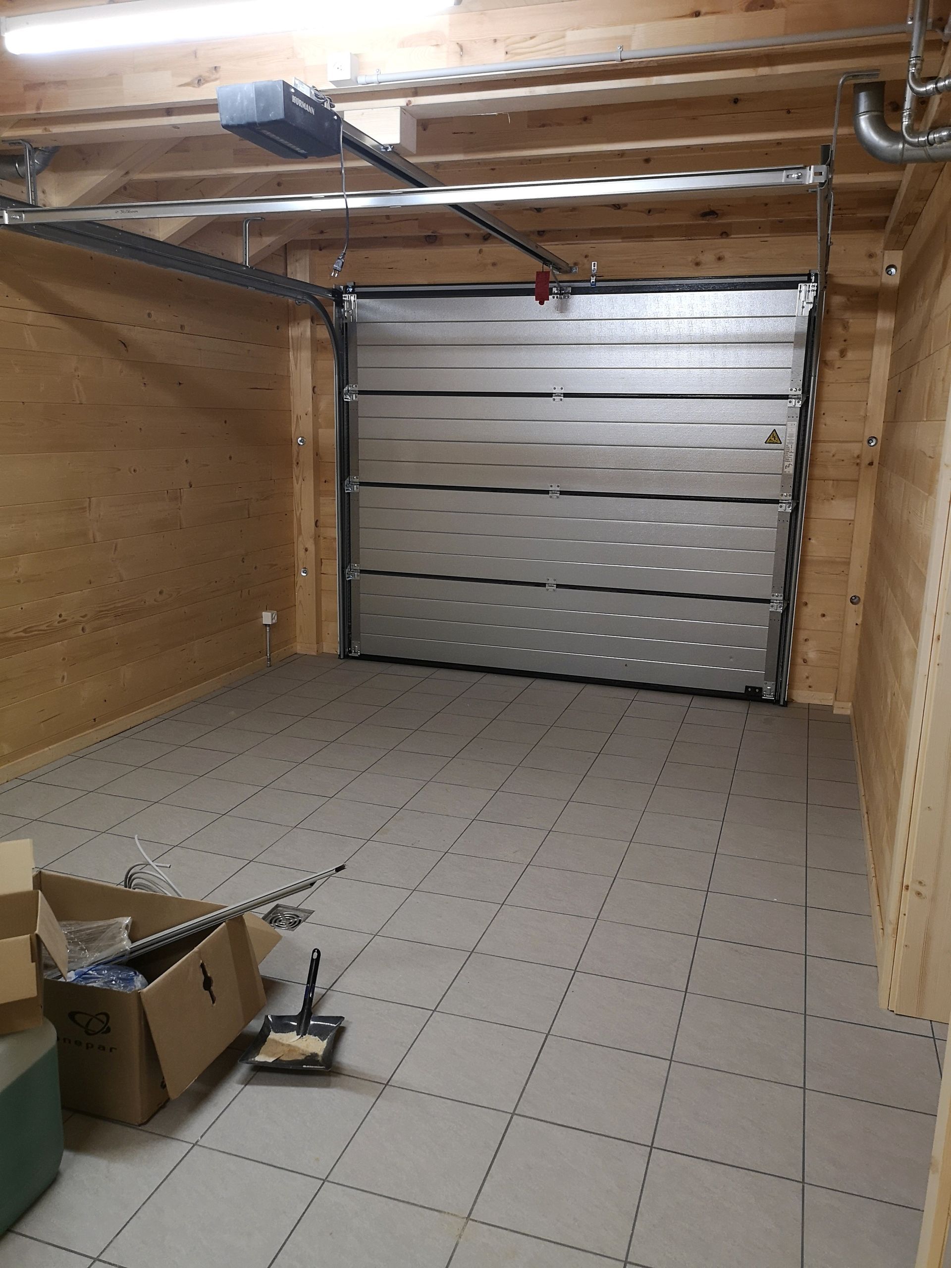 Garage avec accès depuis la buanderie