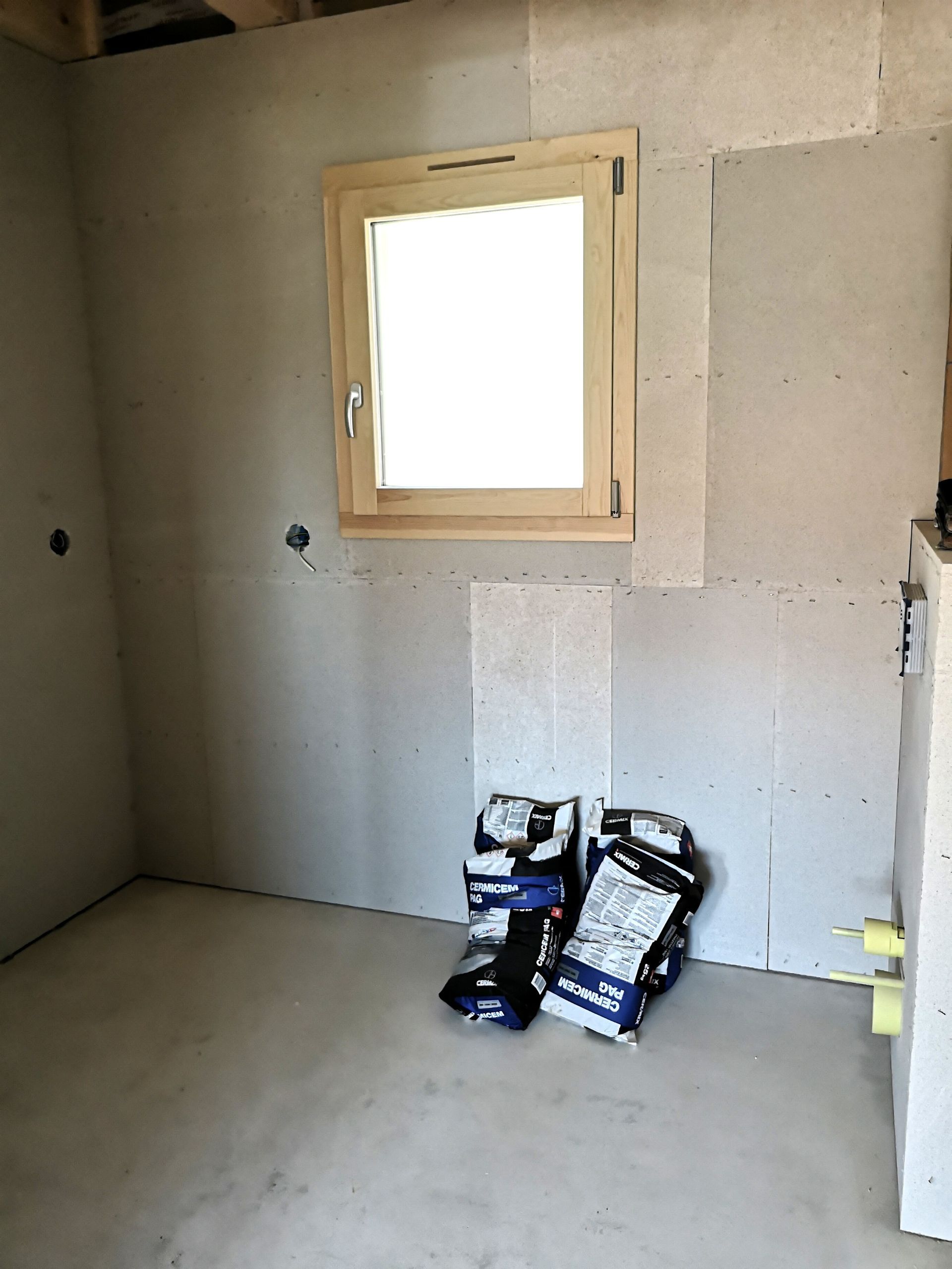 Rez-de-chaussée salle de bain avec douche