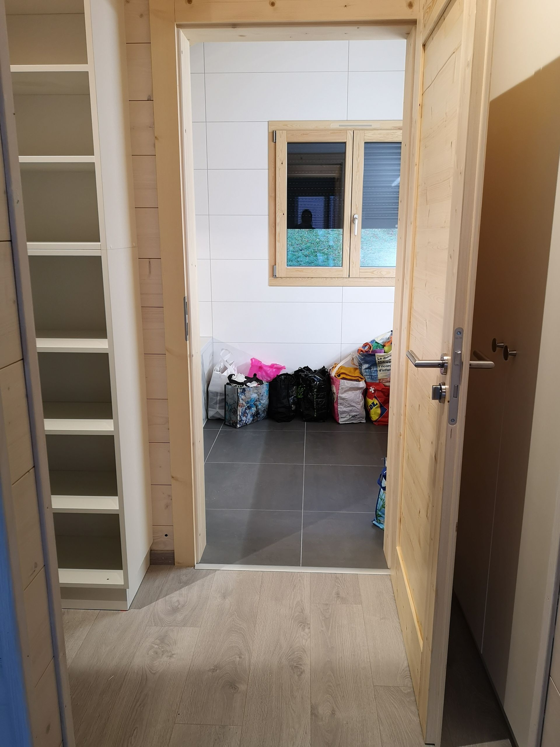 Chambre 2 avec accès au dressing et à la salle de bain