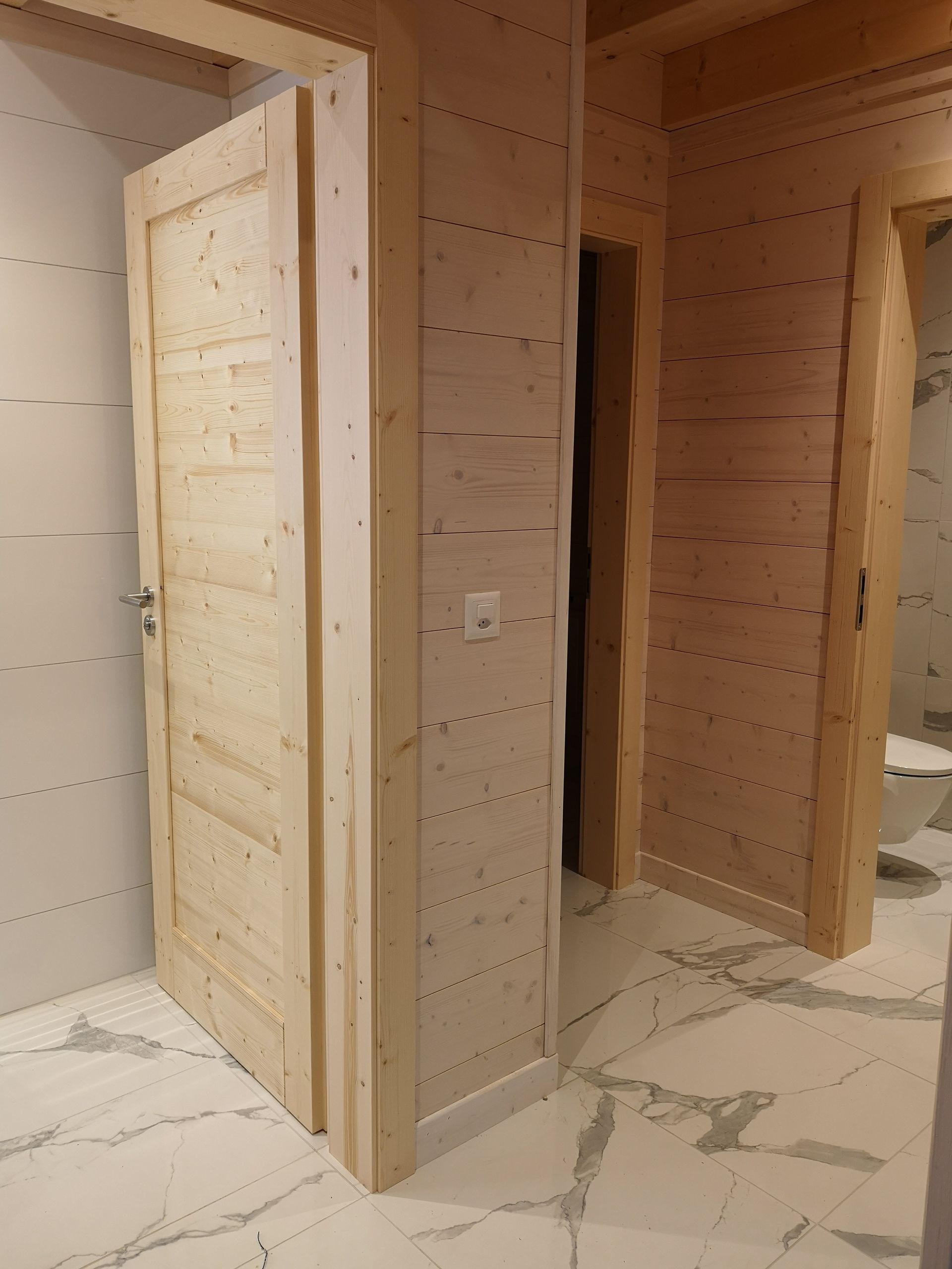 Rez-de-chaussée : salle de bain/buanderie/WC
