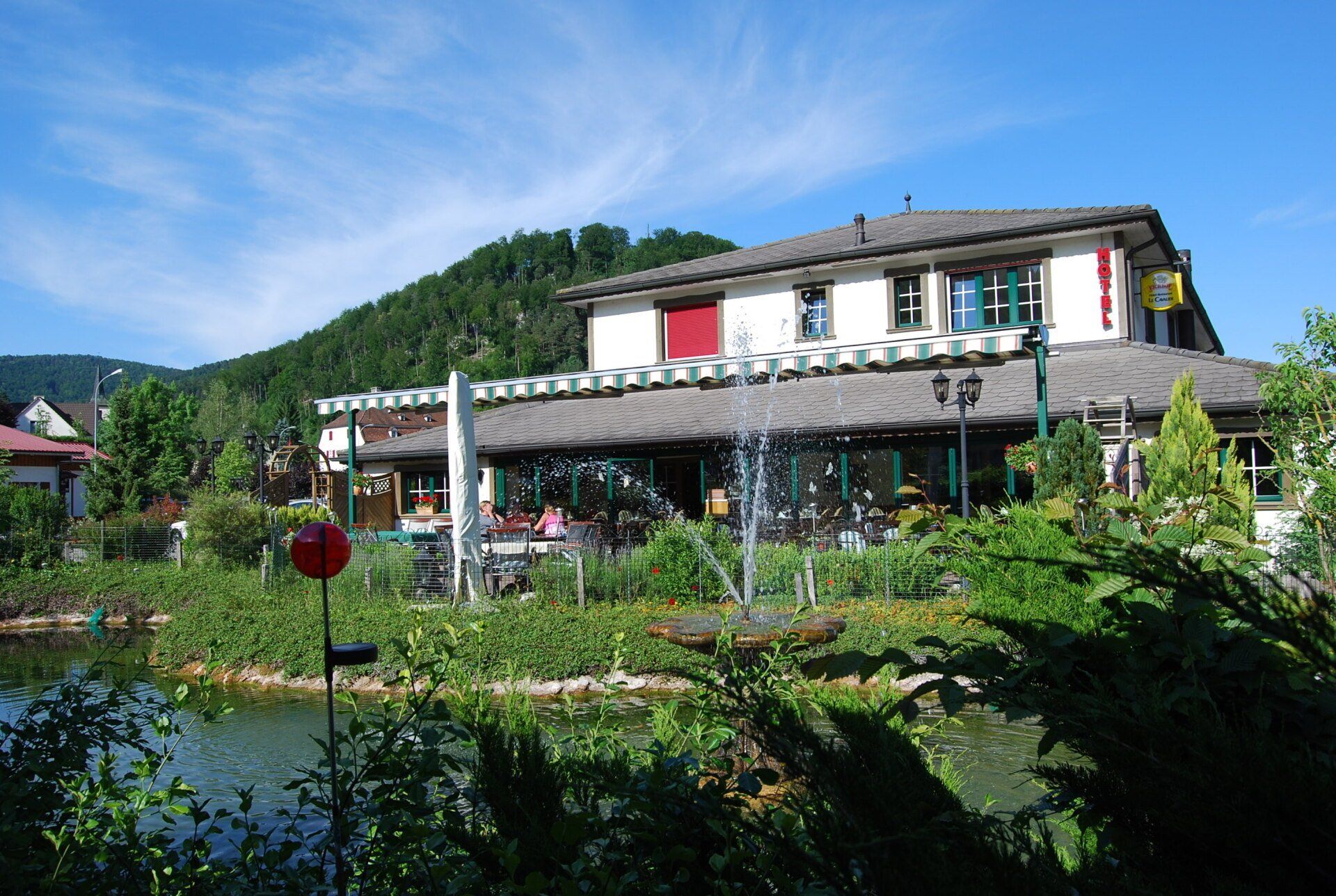 Restaurant avec jardin, étang 