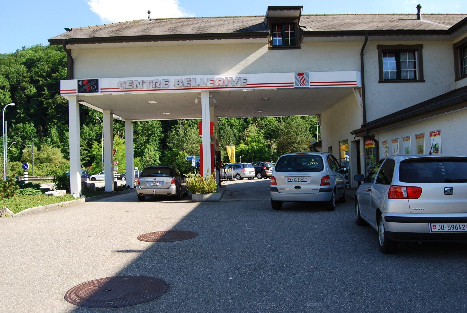 Station-essence/magasin/poste/bancomat