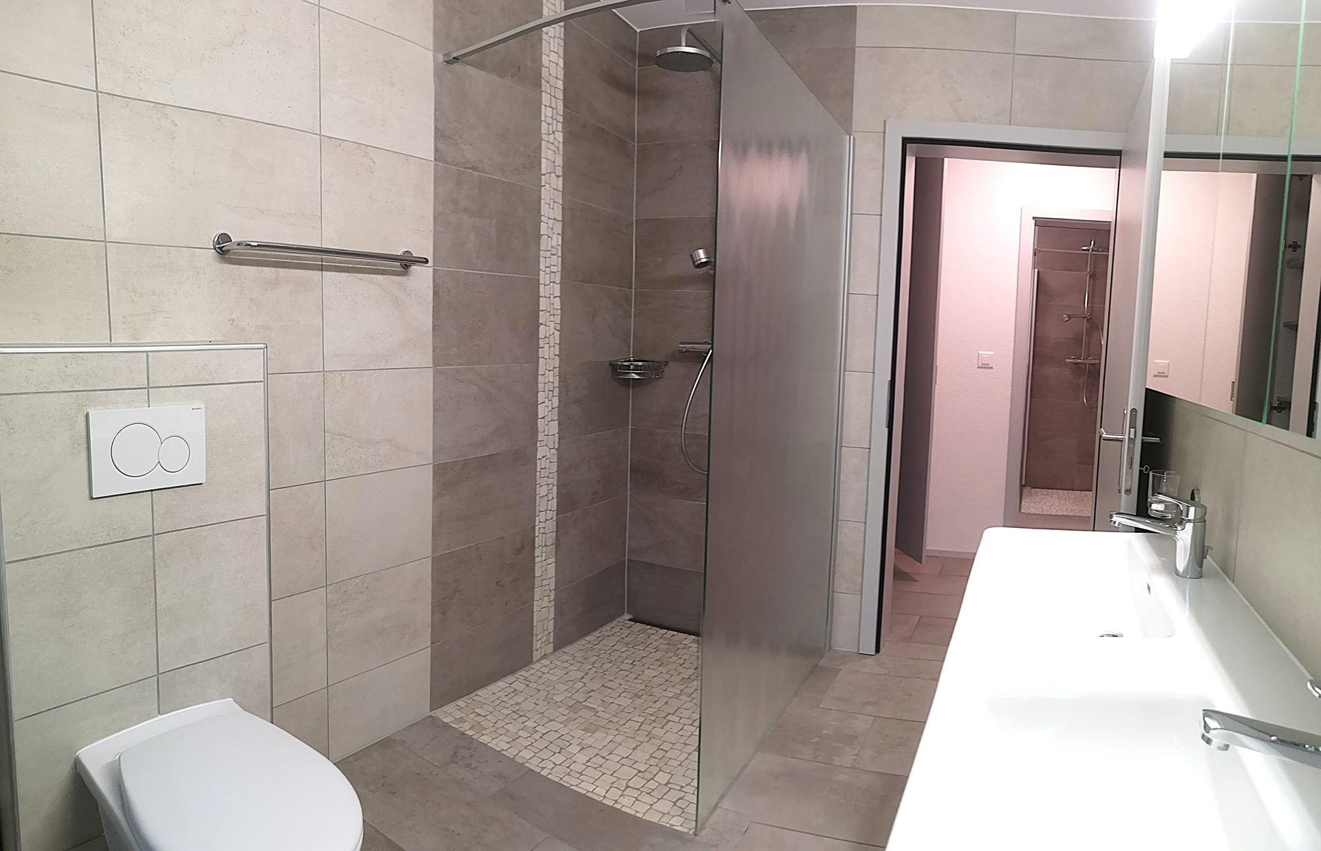 Salle de bain avec douche et baignoire