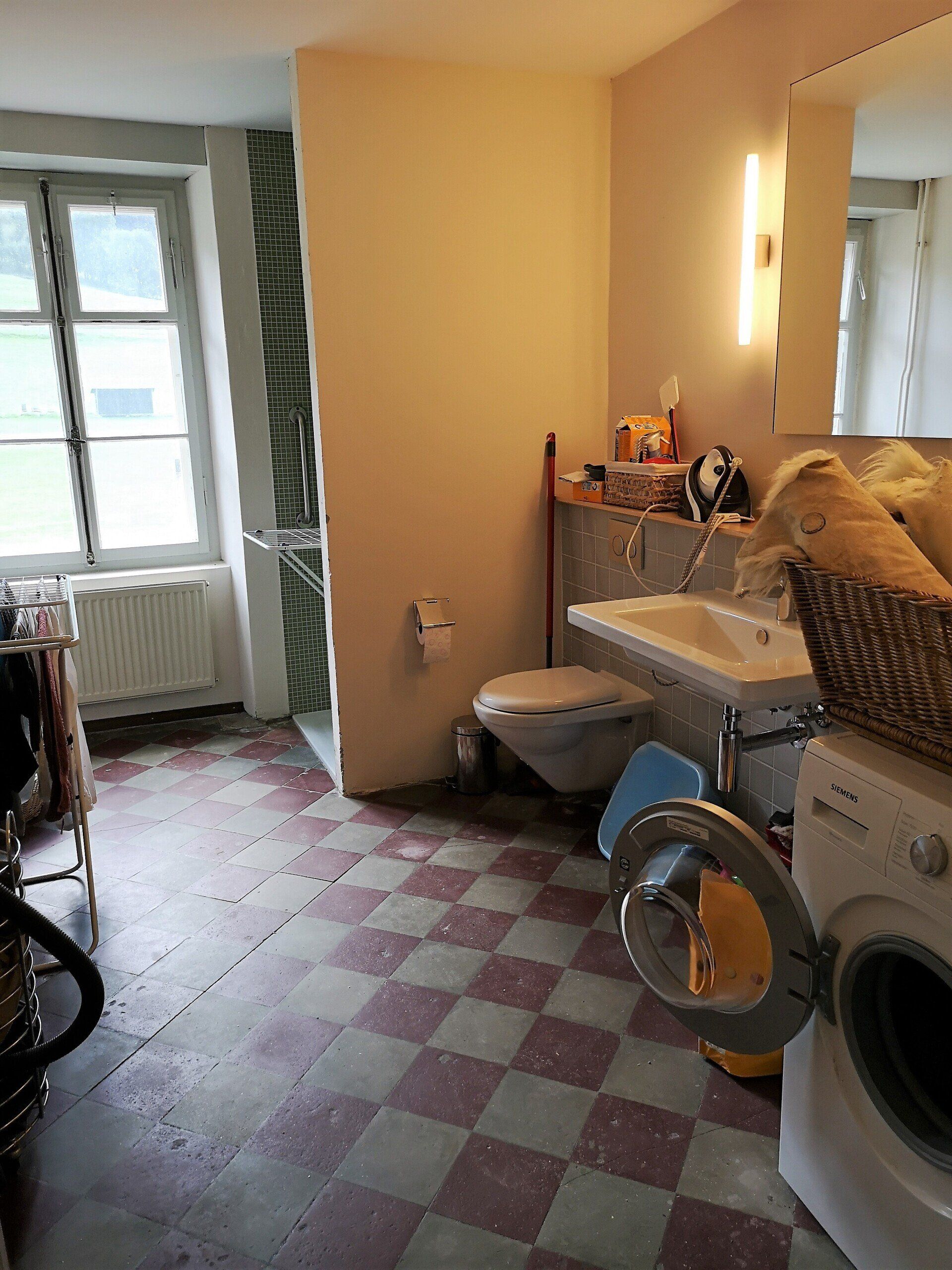 Salle de bain avec douche, machine à laver privée