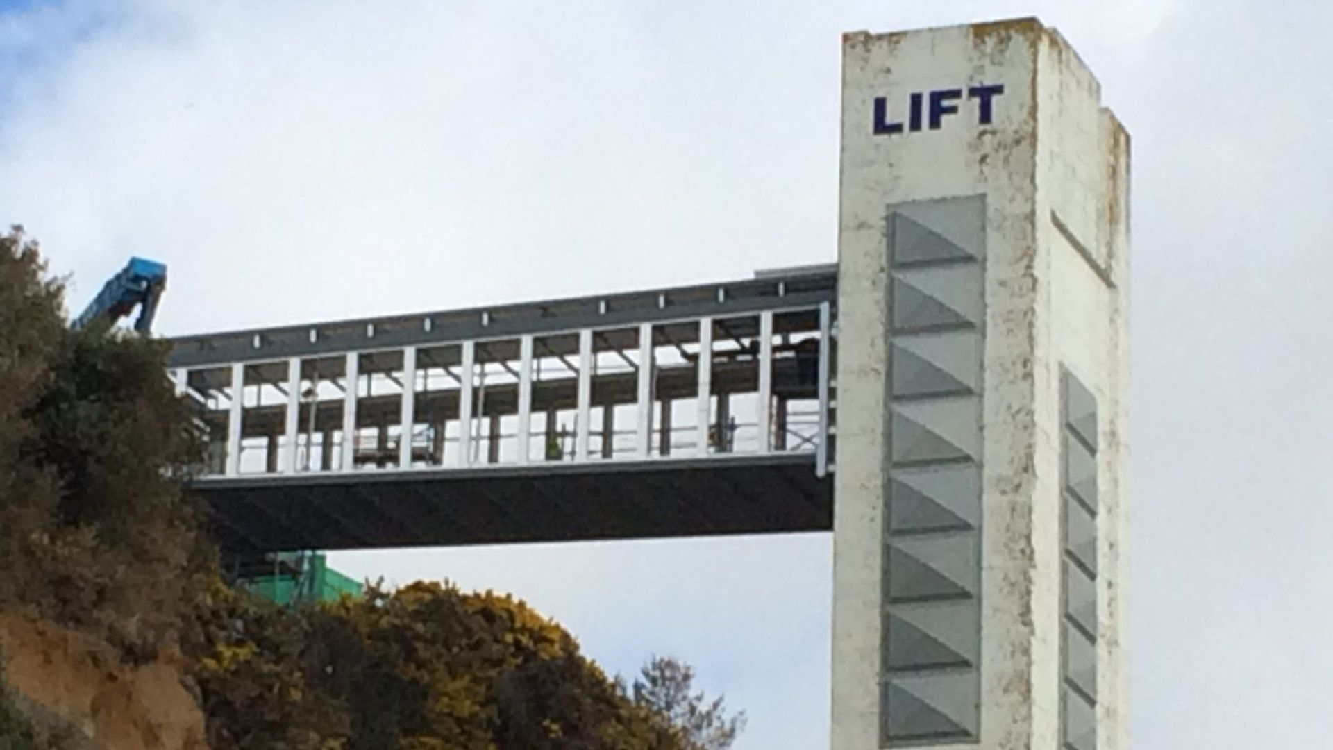 The word lift is on the side of a building