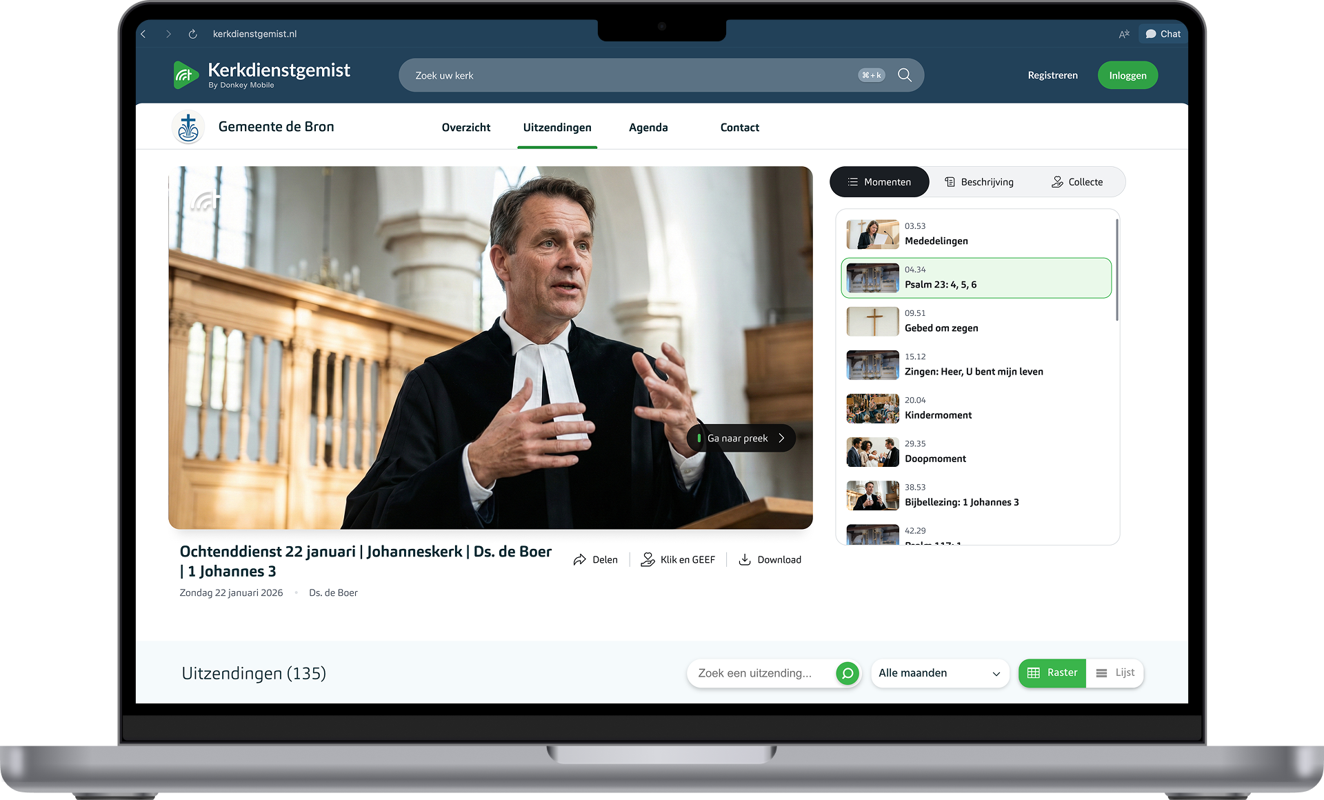 Op het laptopscherm is een livestreamwebsite te zien met een man die in een videospeler spreekt en een zijbalk met videoclips.