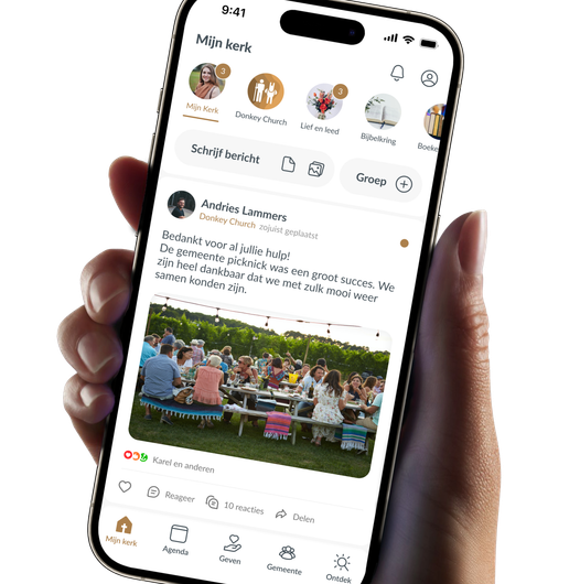 Een persoon houdt een mobiele telefoon in zijn hand.
