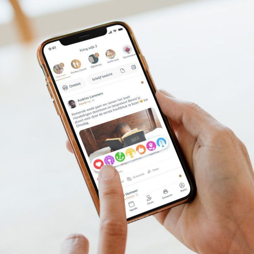 mobiel met kerk app