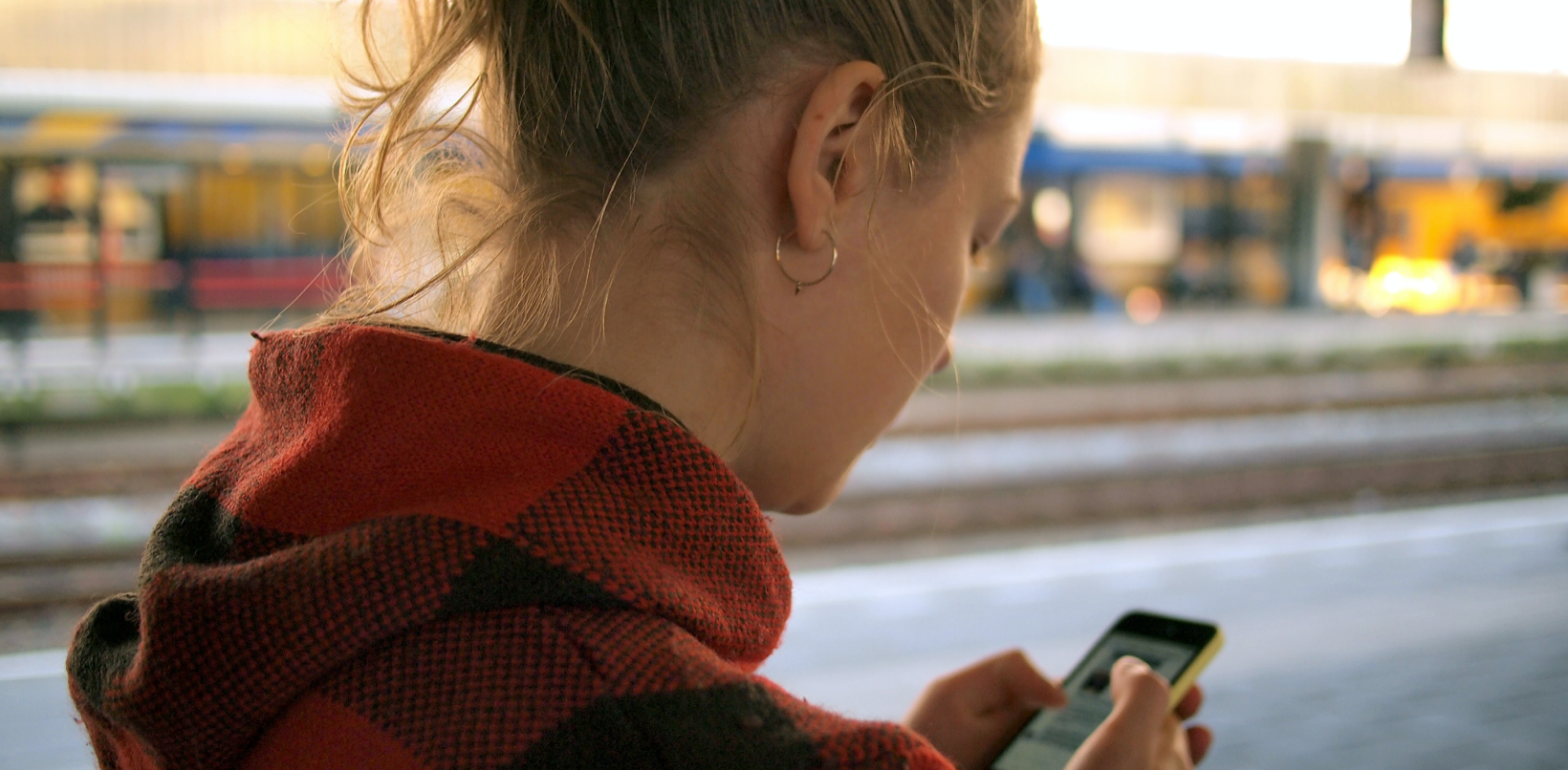 meisje met mobiel
