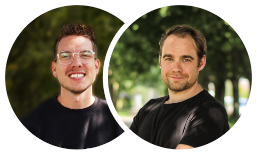 Twee mannen staan naast elkaar in een cirkel en lachen