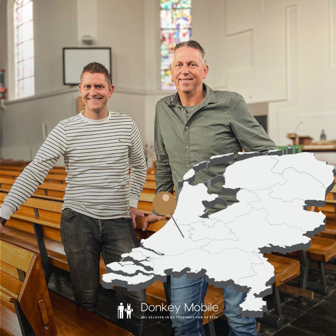 Vader en zoon van Eck in hun kerk in Boskoop