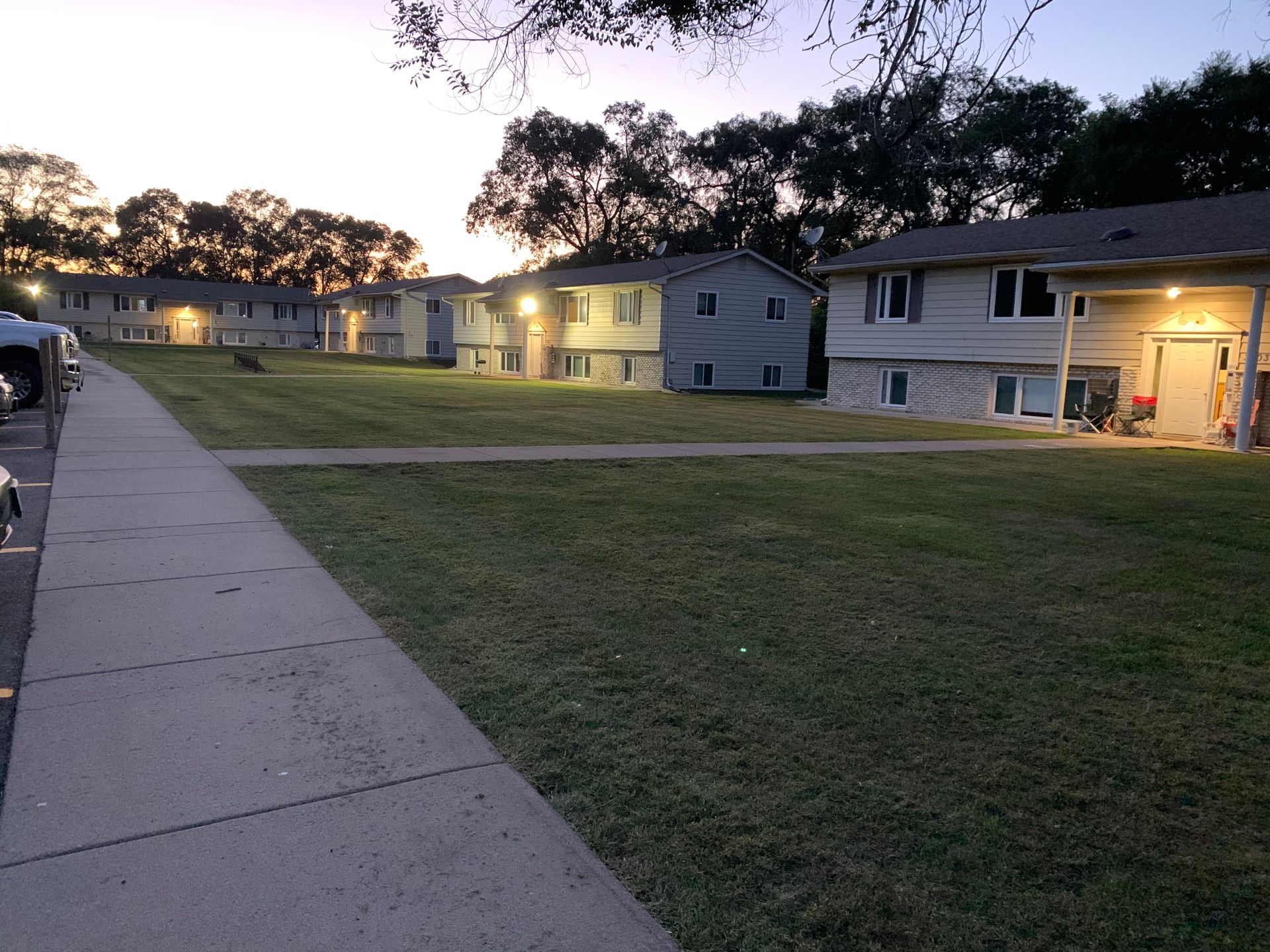 A row of houses are lined up next to each other