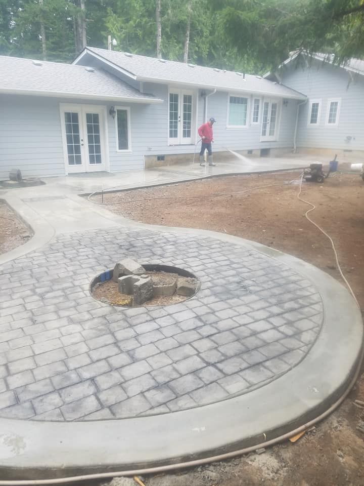 Custom curved concrete installation with seamless transition edges and decorative features