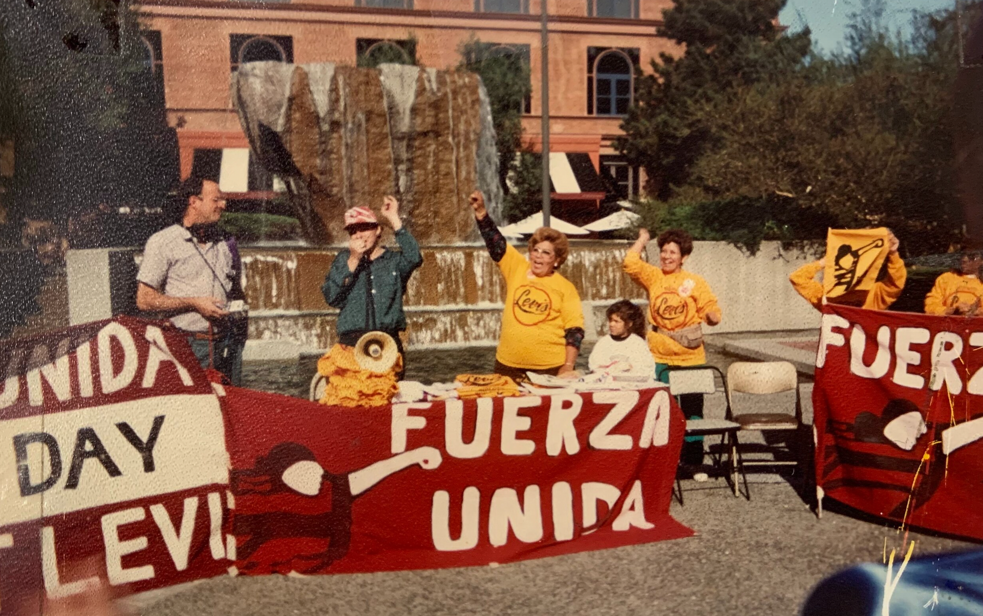 A group of people holding signs that say fuerza unipa