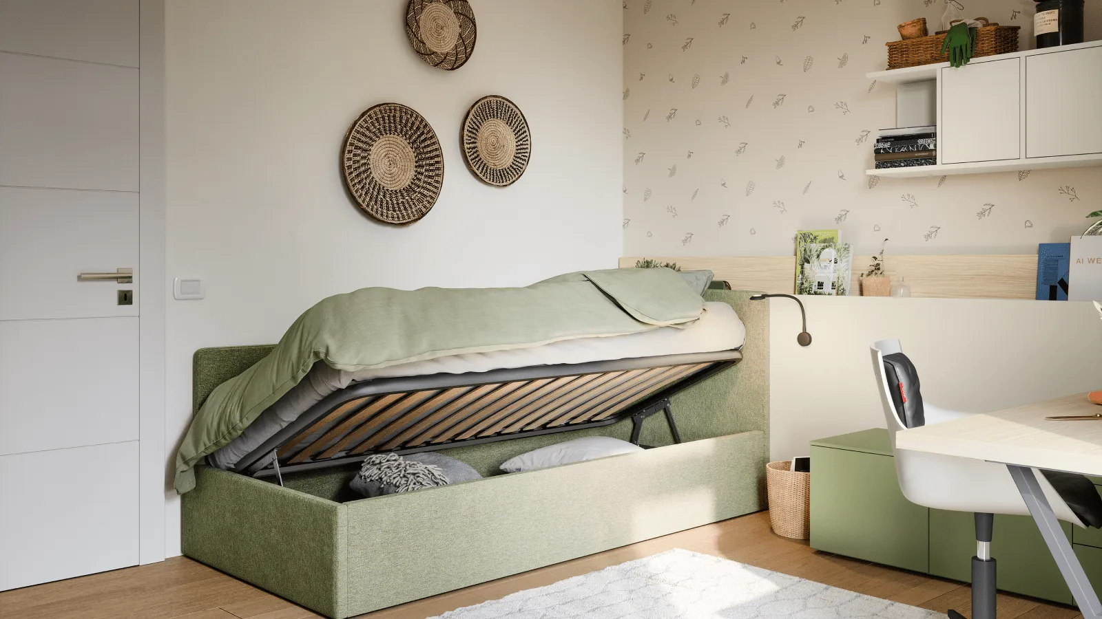 Piccola camera da letto con letto a scomparsa che rivela un vano contenitore, accanto a una scrivania e una sedia.