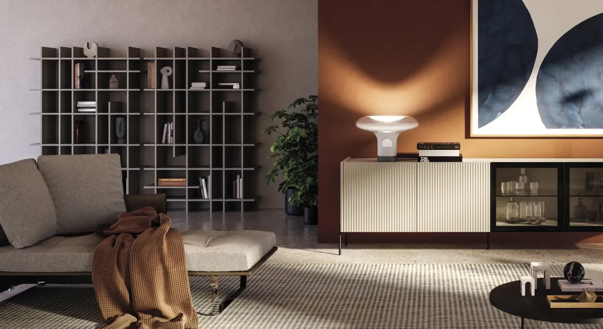 Soggiorno moderno con divano grigio, libreria bassa, lampada da terra, quadro astratto e tappeto intrecciato.