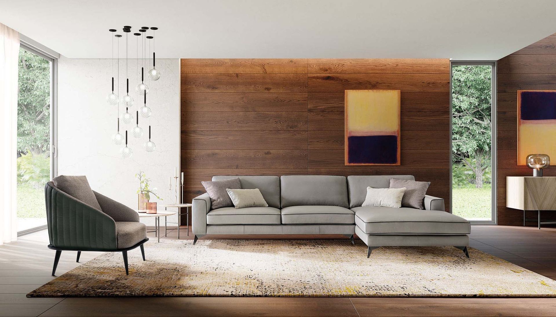 Soggiorno moderno con divano componibile grigio, parete con inserti in legno, tappeto e finestre alte.