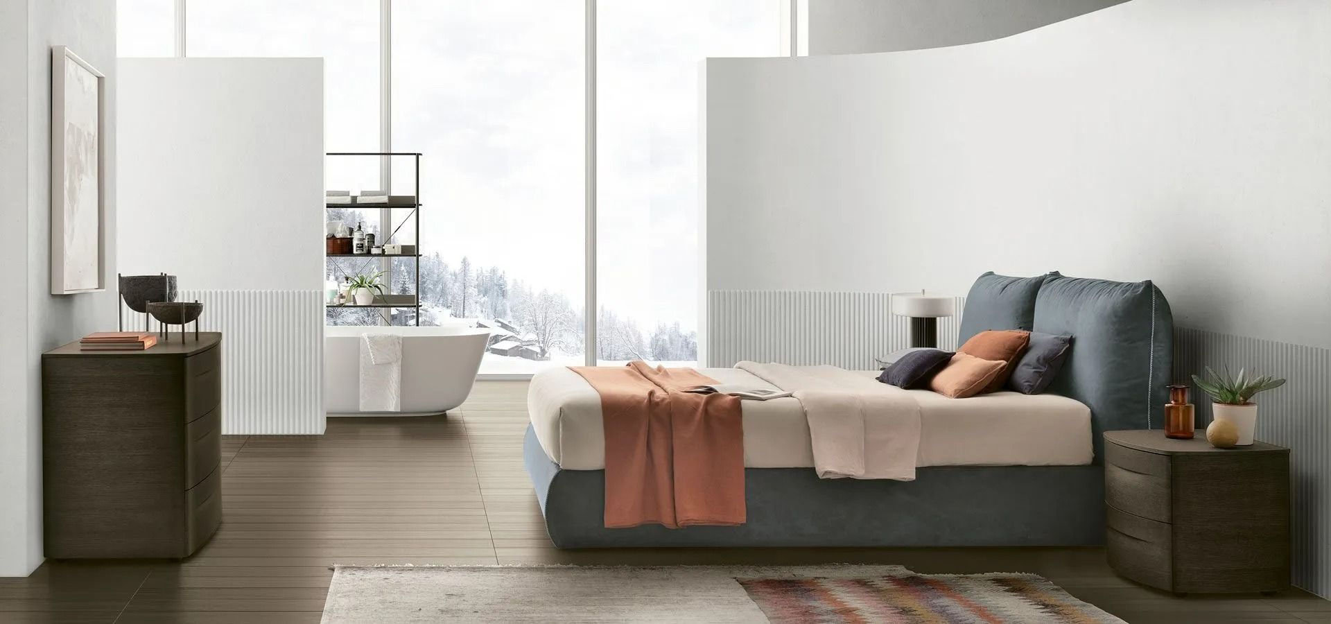 Camera da letto moderna con letto grigio, plaid arancione, comodini e ampia finestra con vista.
