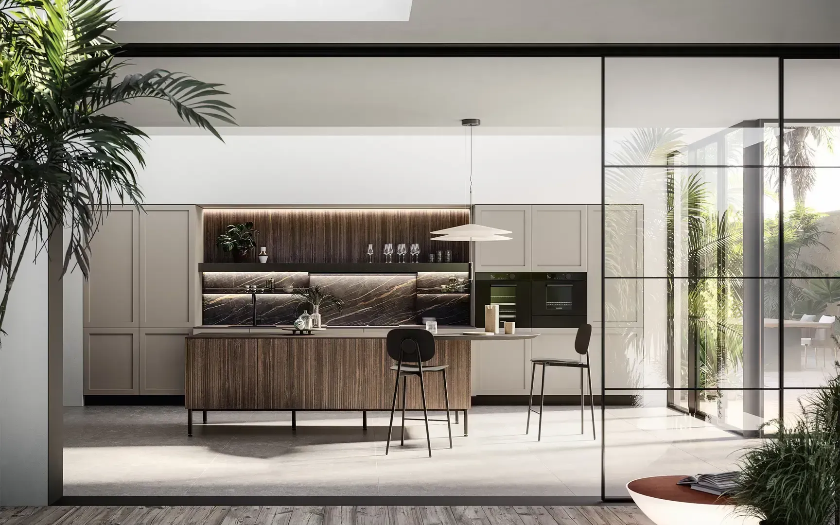 Cucina moderna con mobili in legno, sgabelli da bar e ampie porte finestre che si aprono su un luminoso patio.
