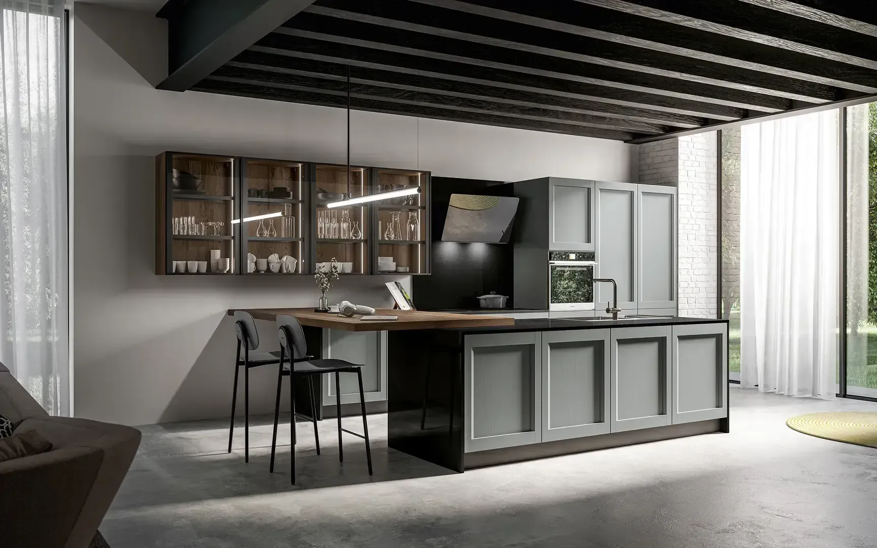 Cucina moderna con un'ampia isola centrale, sgabelli da bar, pensili in vetro e tende a tutta altezza.