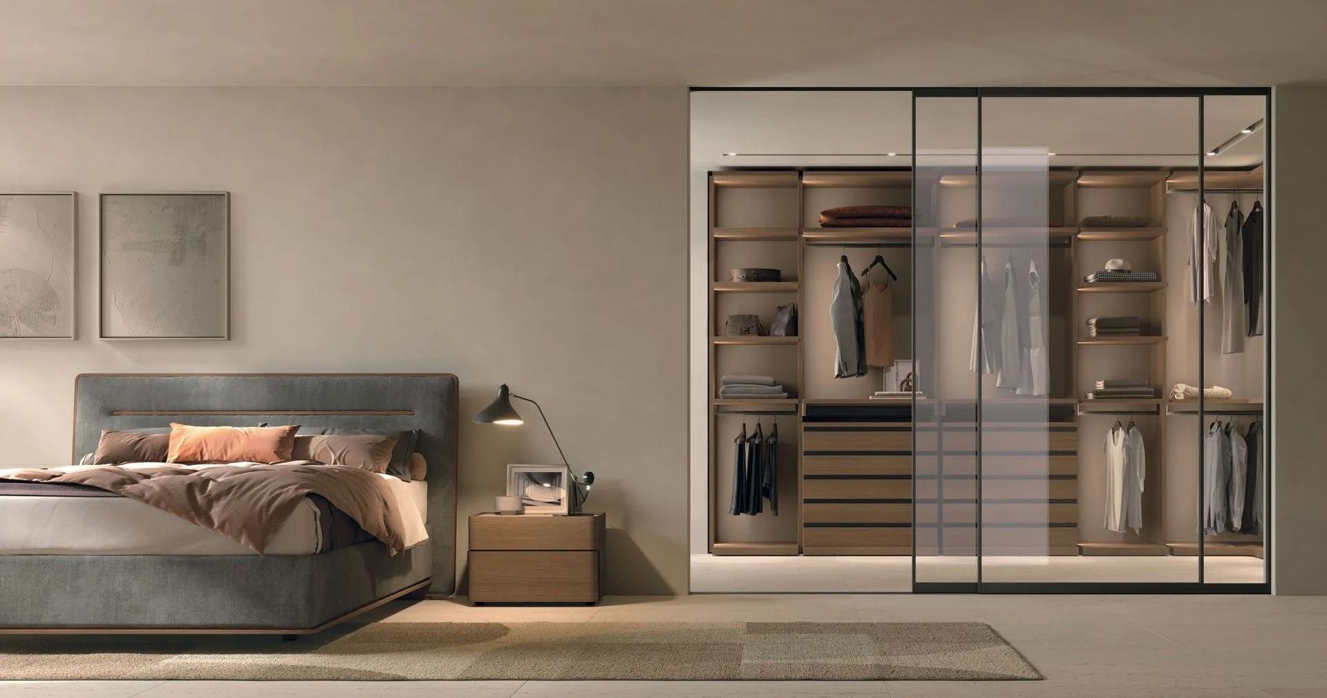 Camera da letto moderna con letto grigio, comodino e cabina armadio con ante in vetro, ripiani e appendiabiti.