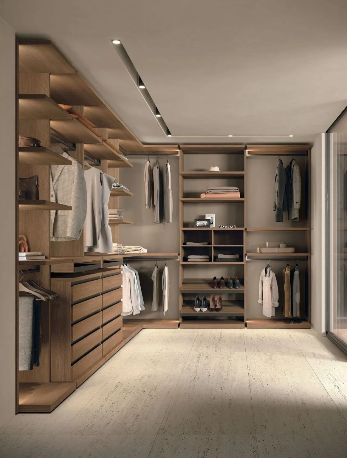 Cabina armadio moderna con ripiani in legno, appendiabiti, cassetti e illuminazione a incasso soffusa.