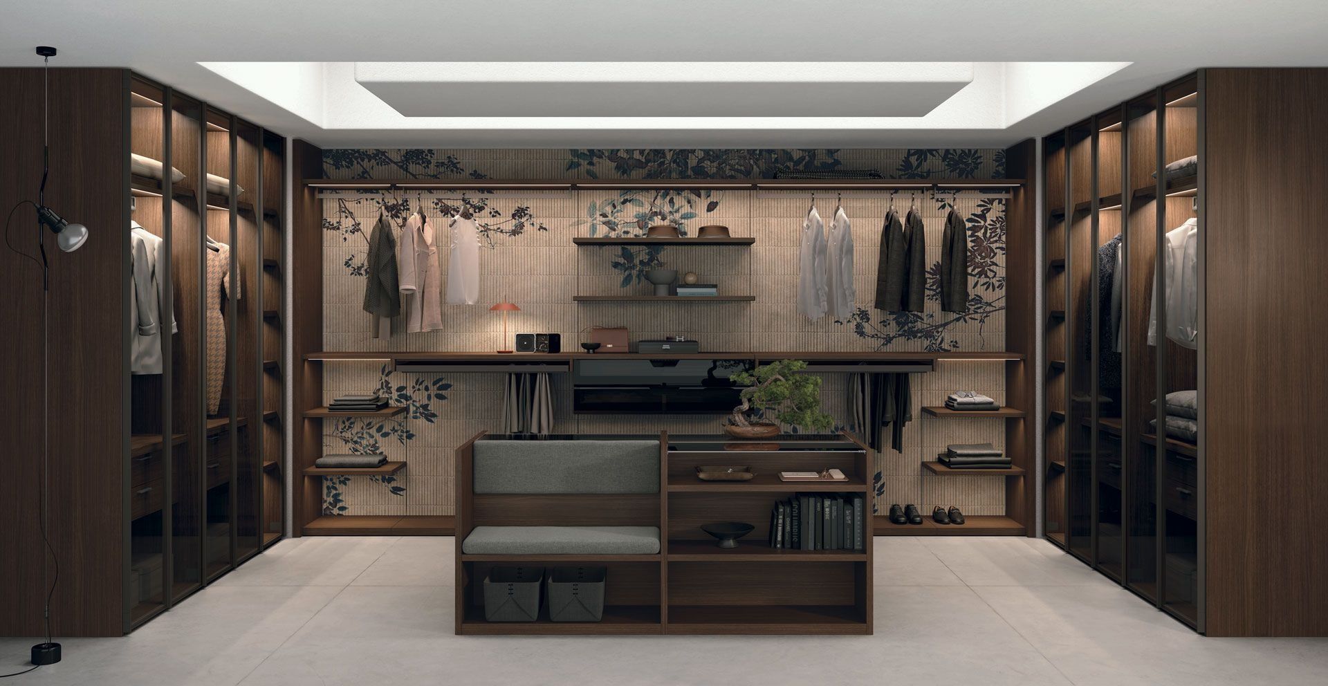 Cabina armadio moderna con ripiani in legno, appendiabiti e panca centrale sotto illuminazione a incasso.