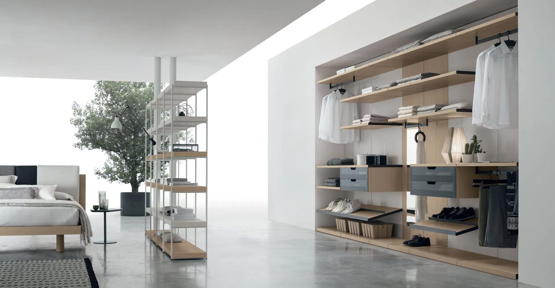 Camera da letto moderna e minimalista con scaffalature in legno a vista e un grande letto accanto a una finestra luminosa.