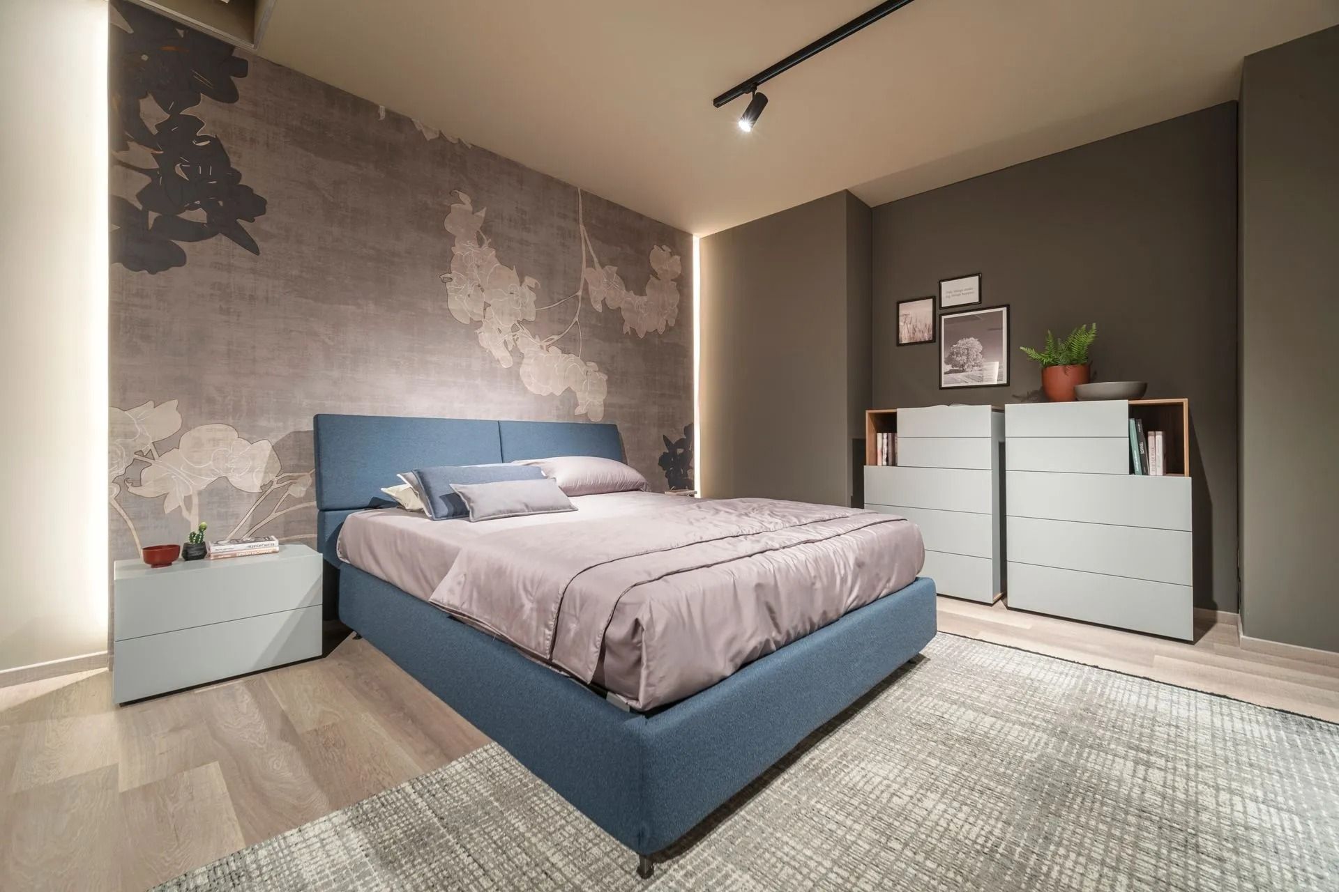 Soggiorno moderno con divano bianco, parete TV scura, finestra ad arco e arredamento minimalista.