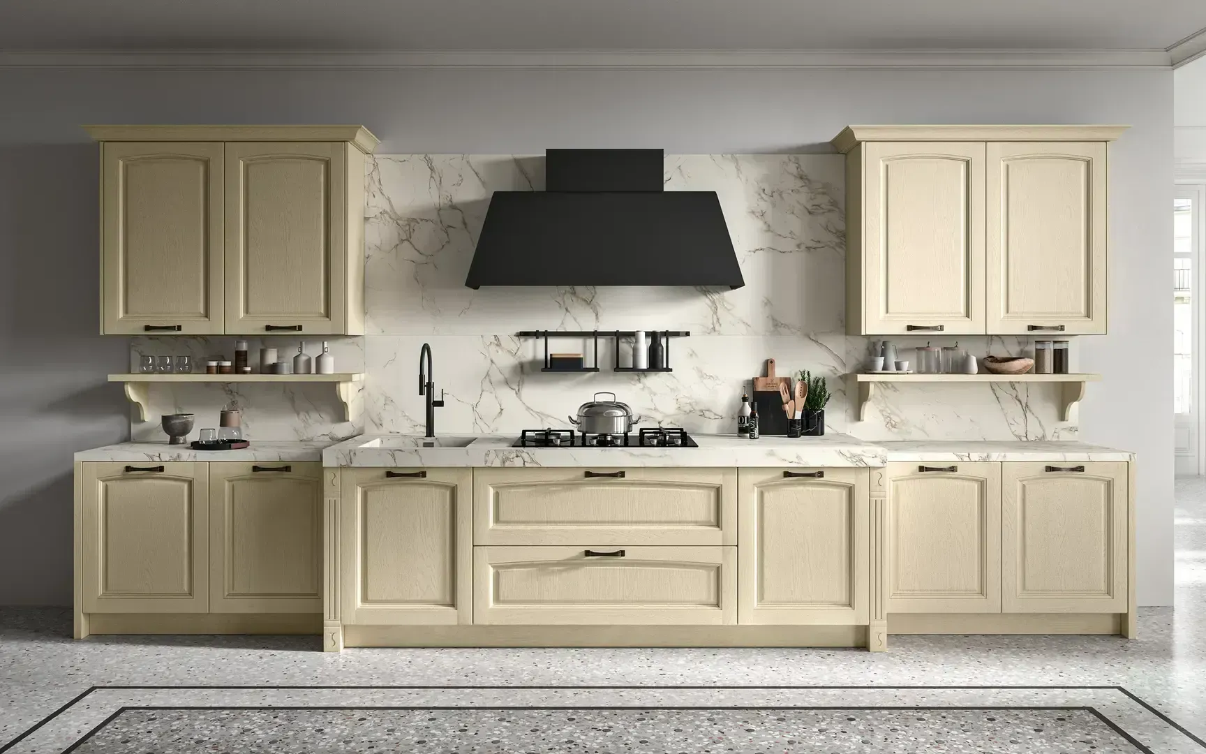 Elegante cucina color crema con cappa aspirante nera, paraschizzi in marmo e isola centrale con mobili.