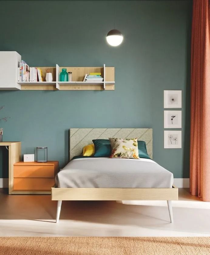 Camera da letto minimalista con letto, parete rivestita in legno e tende bianche luminose.