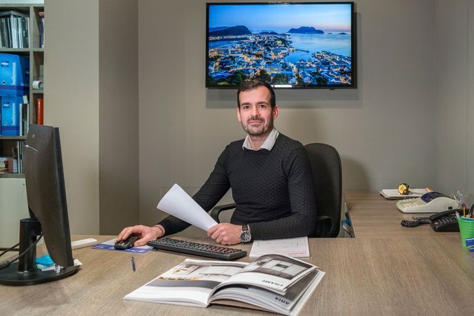 Un uomo seduto a un tavolo da conferenza in un ufficio