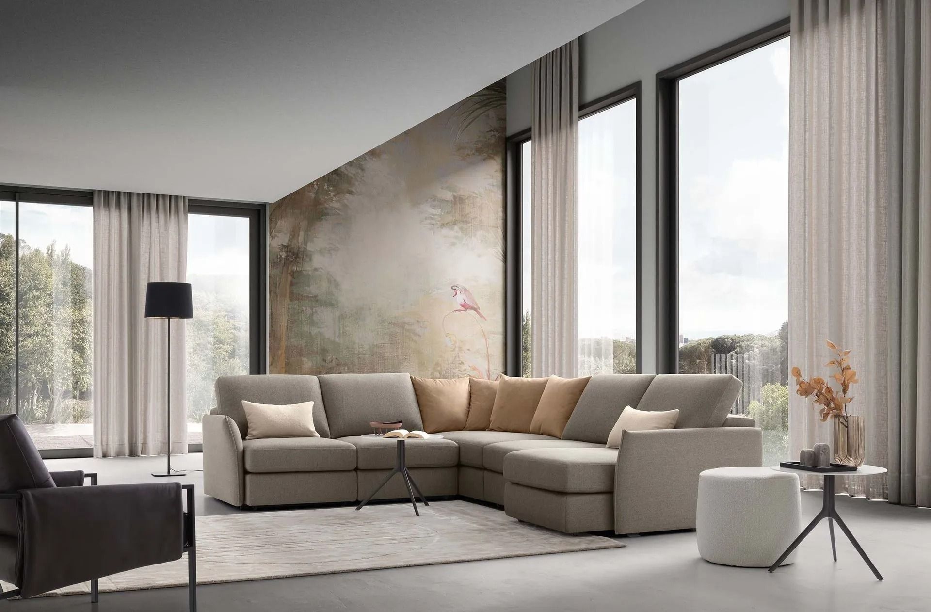 Soggiorno moderno con divano angolare beige, finestre a tutta altezza e arredamento minimalista.