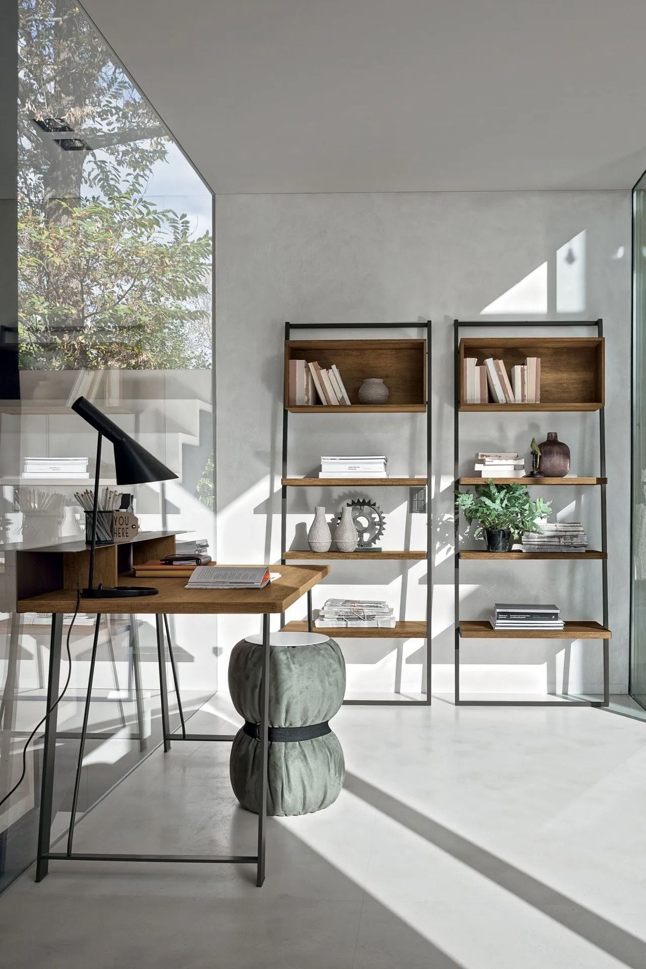 Luminoso ufficio domestico minimalista con scrivania in legno, sgabello verde