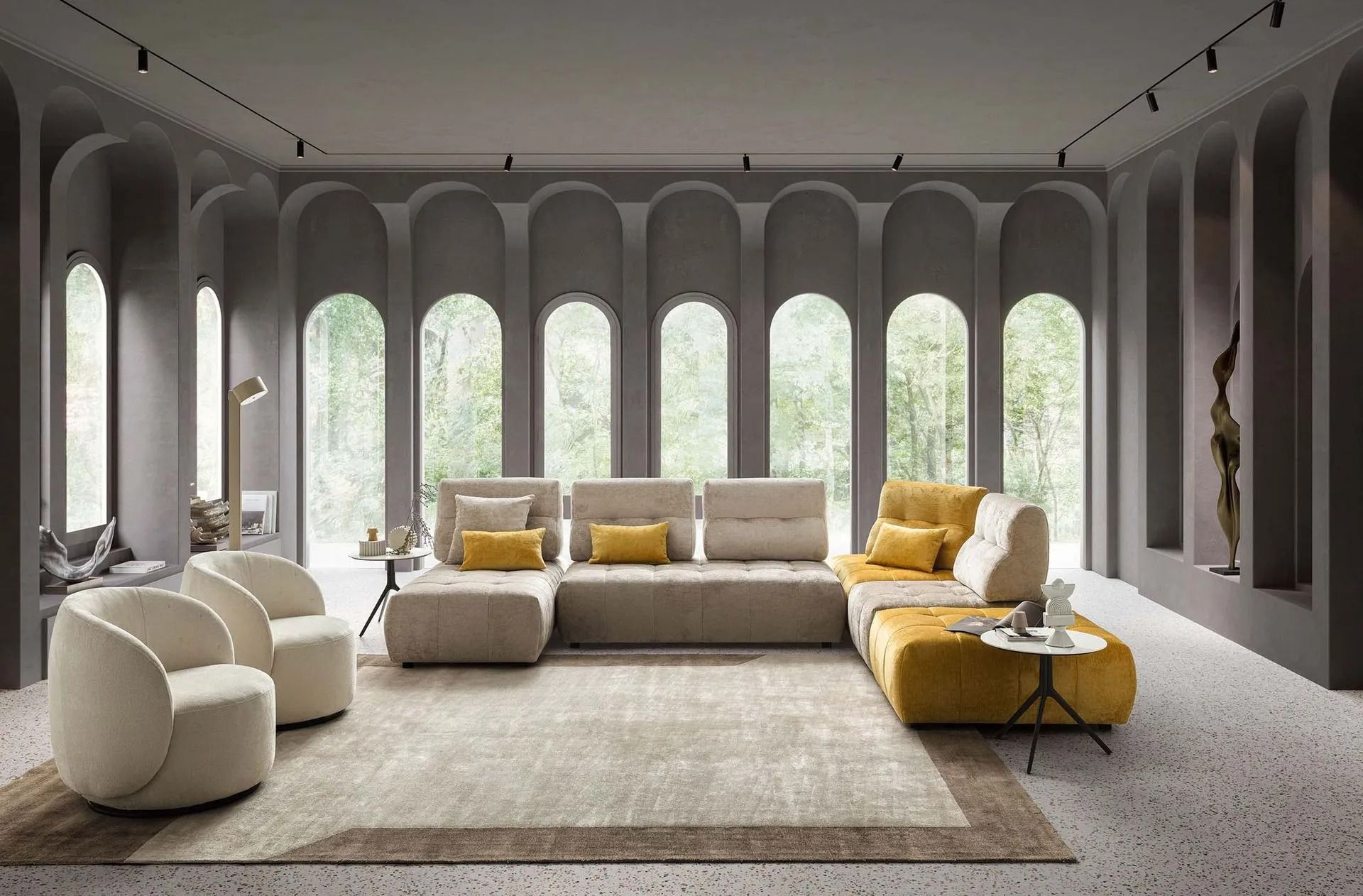 Soggiorno moderno con finestre ad arco, divano angolare beige, poltrona color crema e pouf giallo su un tappeto.