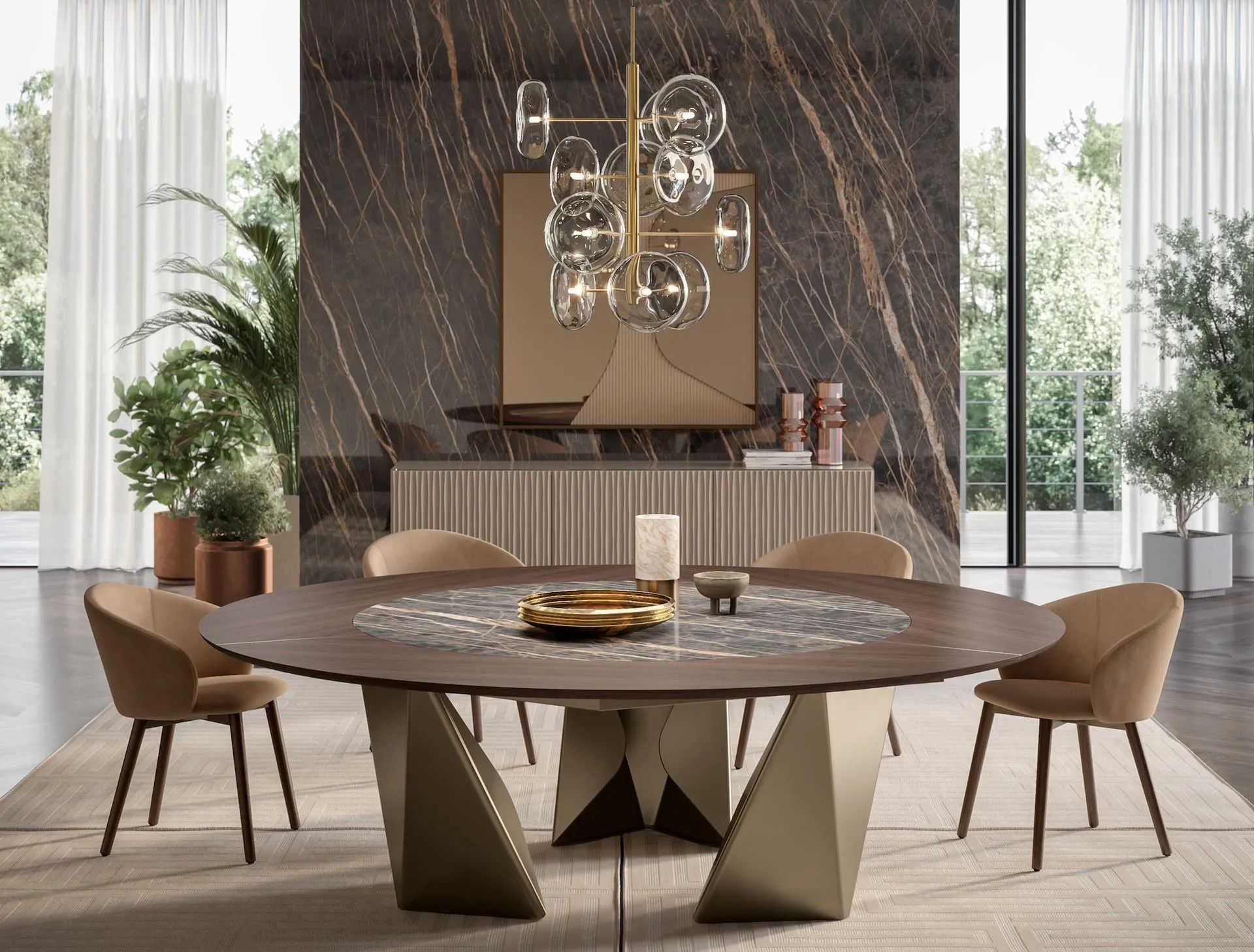 Sala da pranzo moderna con tavolo rotondo in pietra, sedie color cuoio, parete in marmo e lampade a sospensione.