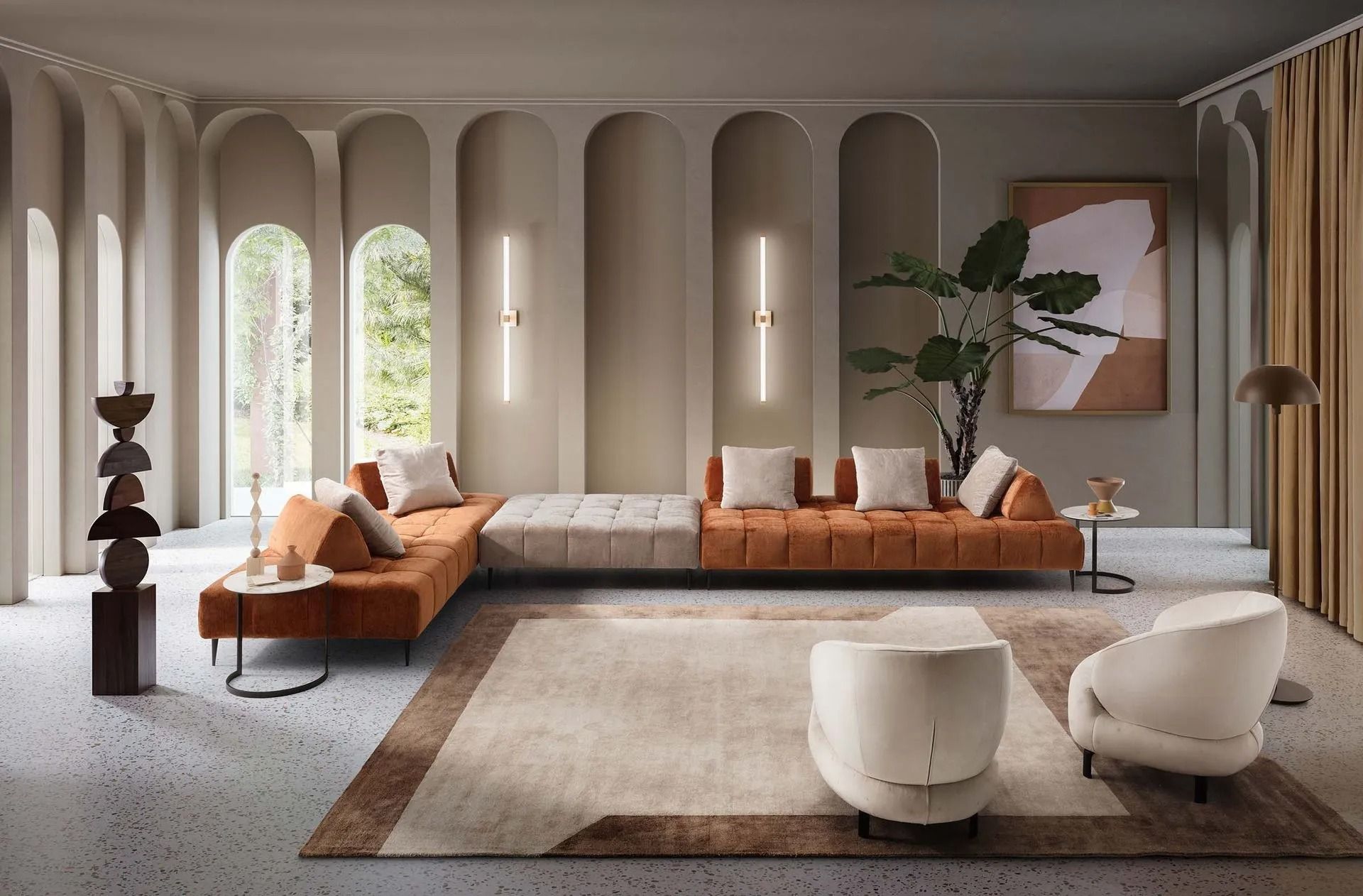 Elegante soggiorno con divano angolare arancione, poltrone color crema, finestre ad arco e un grande tappeto.