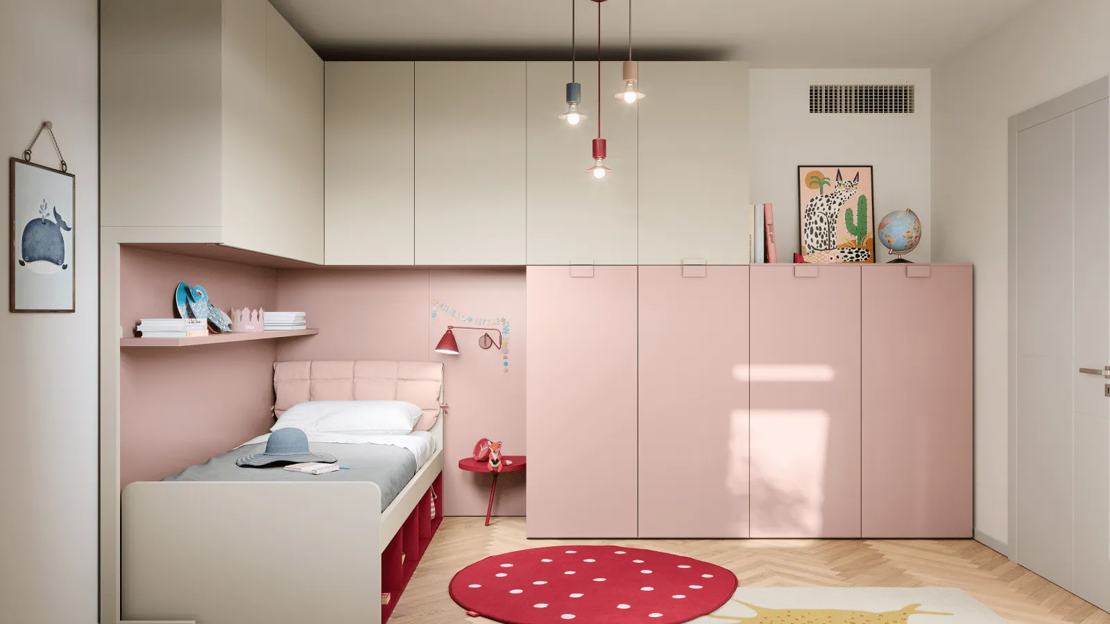 Cameretta per bambini color rosa pastello con letto, scrivania con mensola, armadietti e tappeto a pois rossi.