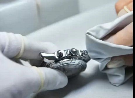 hand cleaning of a chronograph
