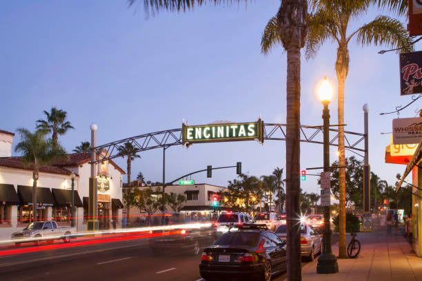 A street with a sign that says ' encinitas ' on it