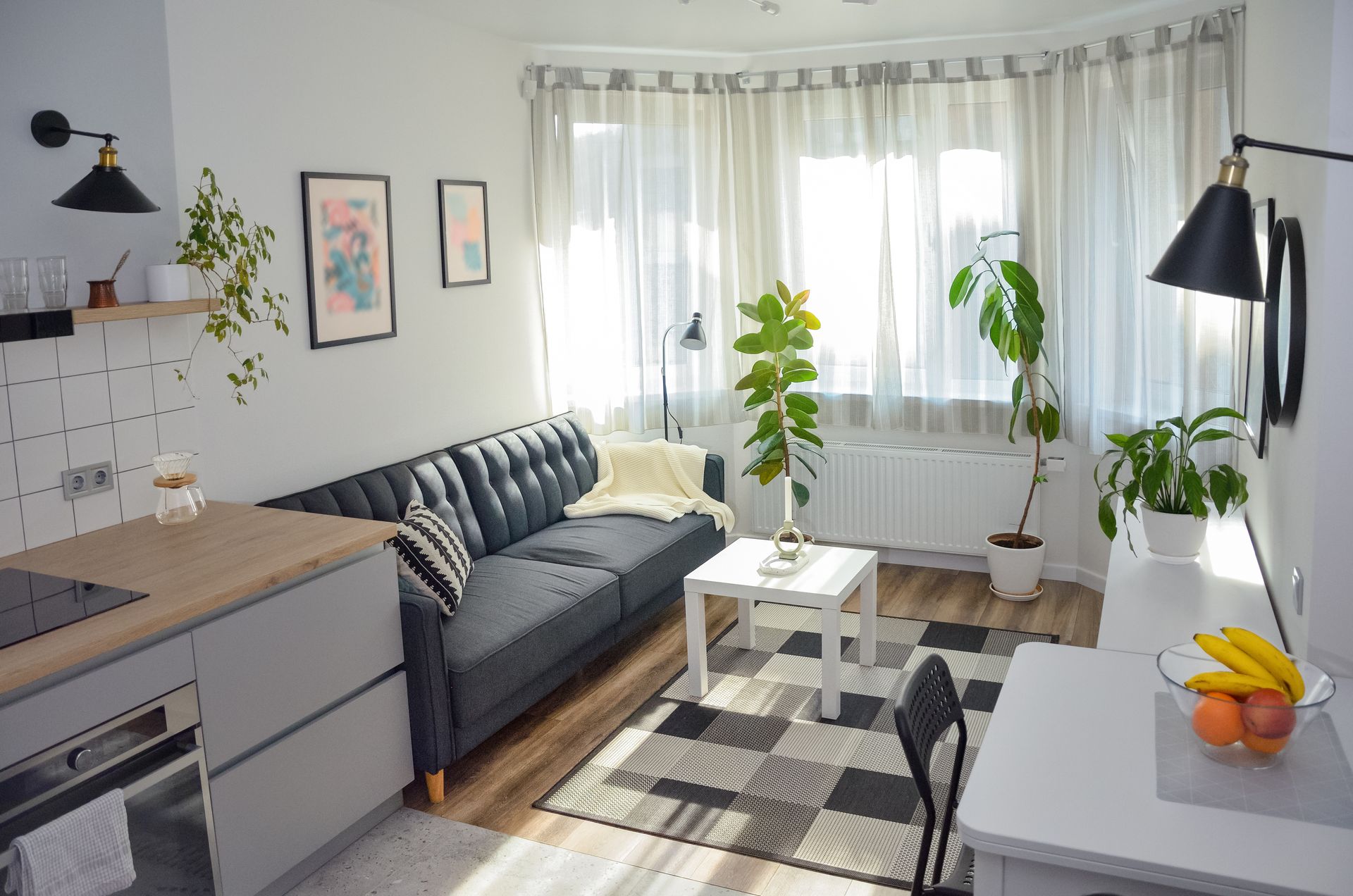 Un salon avec un canapé, une table, des chaises et un tapis.