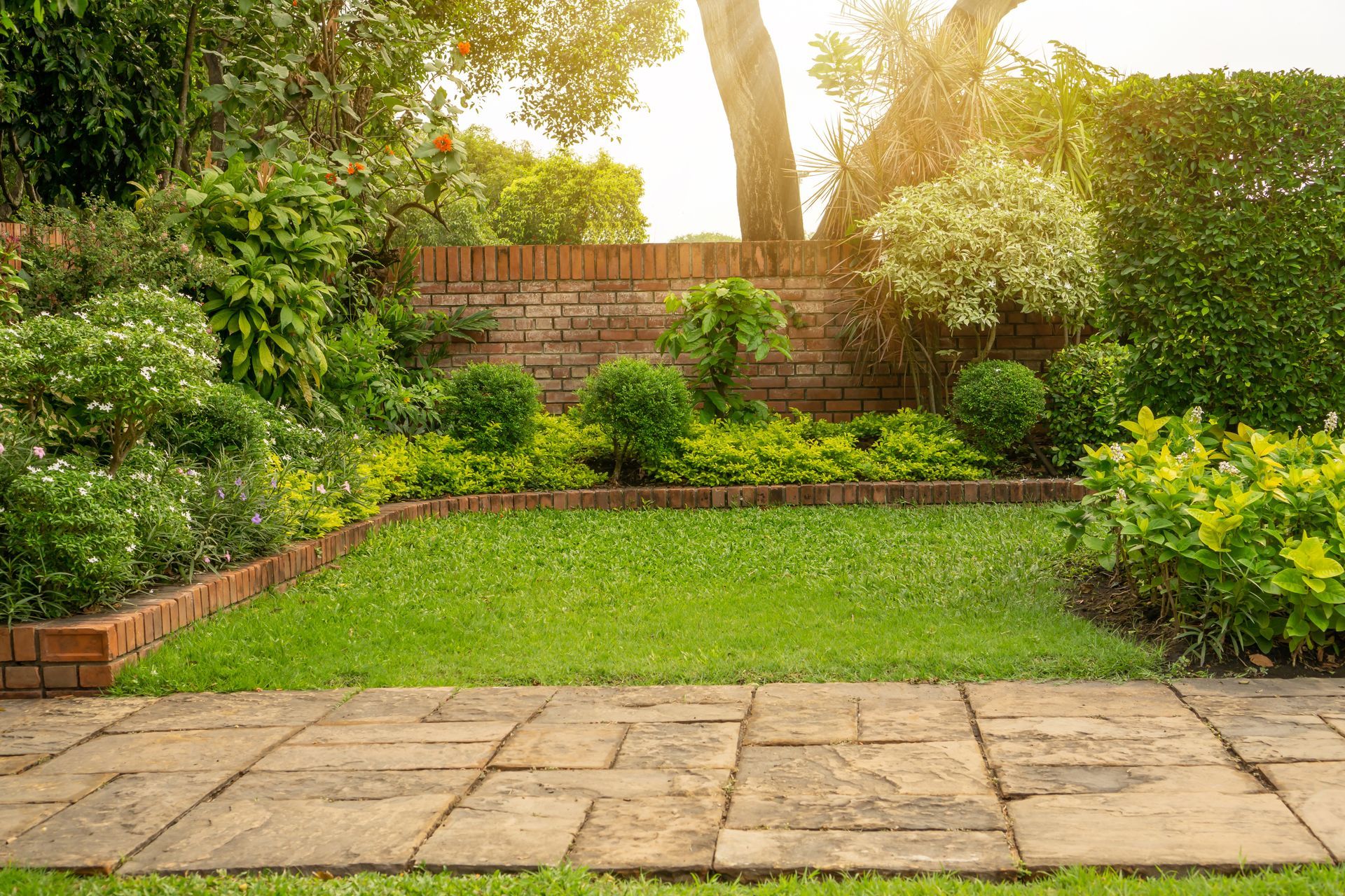 Il y a une allée en briques au milieu du jardin.